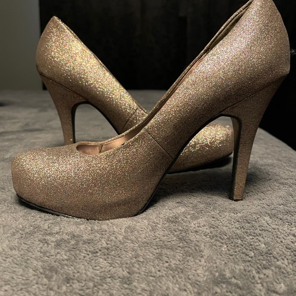 Shoes/heels - Picture 2 of 9